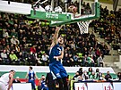 eský basketbalista Tomá Kyzlink zakonuje na bulharský ko.