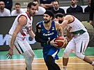 eský basketbalista Vojtch Hruban proniká bulharskou obranou.