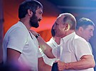 Alexandr Ovekin (vlevo) v druném rozhovoru s ruským prezidentem Vladimírem...