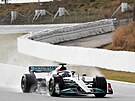 Lewis Hamilton z Mercedesu pi testech v Barcelon.