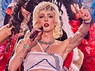 Denis afaík jako Miley Cyrusová v show Tvoje tvá má známý hlas (2022)