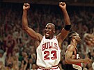 Michael Jordan slaví výhru Chicago Bulls nad Portland Trail Blazers ve finále...