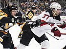 Pavel Zacha (37) z New Jersey Devils se v zápase s Pittsburgh Penguins pokouí...