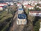 V Dobruce drustevníci stavjí 52 byt ve tyech domech. (leden 2022)