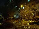 Spou v Kyjev. Nkteré domy jsou v plamenech, jiné v troskách
