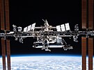 Mezinárodní vesmírná stanice v listopadu 2021. Snímek byl poízen z paluby Crew...