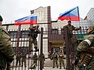 Vojáci proruské domobrany vyvují vlajky Ruska a samozvané separatistické...