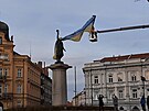 Lid� ve Znojm� zahalili sochu rudoarm�jce do ukrajinsk� vlajky (25.2. 2022)