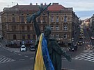 Lid� ve Znojm� zahalili sochu rudoarm�jce do ukrajinsk� vlajky (24. 2. 2022)