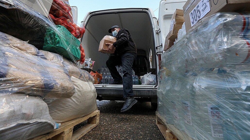 Simferopol, Krym. Píprava humanitární pomoci pro lidi evakuované ze...
