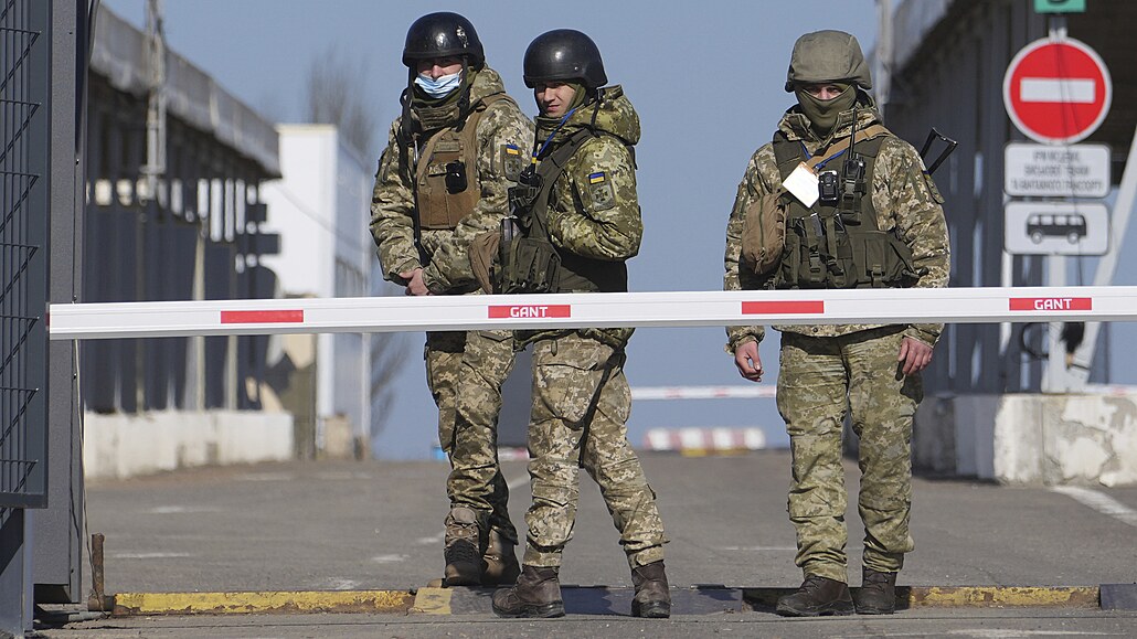 Ukrajintí pohraniníci u checkpointu na hranicích separatistických území (22....