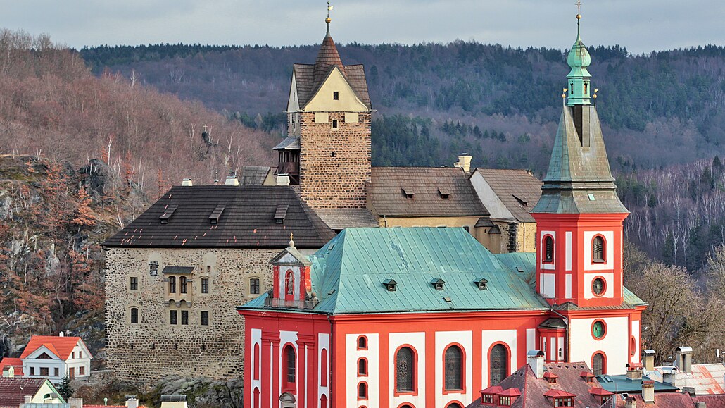 Kostel sv. Václava a loketský hrad pohledem od západu z vyhlídkové stezky nad...