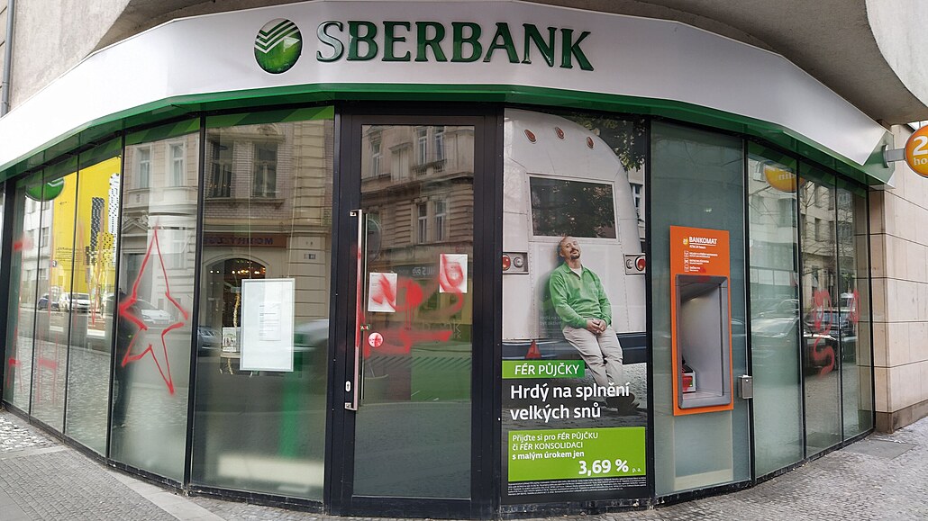 Posprejovaná poboka Sberbank v Praze na Andlu. (26. února 2022)