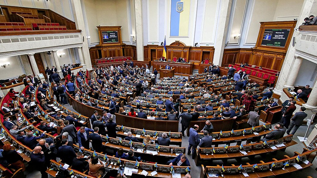 Ukrajinští zákonodárci na zasedání ukrajinského parlamentu v Kyjevě (23. února...
