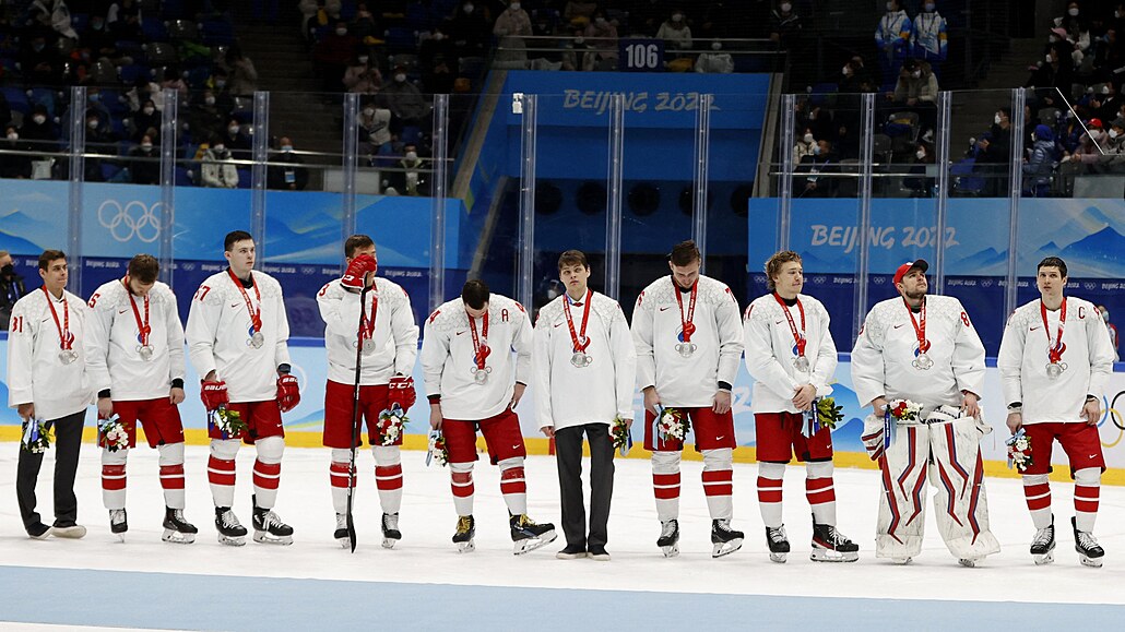 Zklamaní ruští hokejisté se stříbrnými medailemi po prohraném olympijském finále
