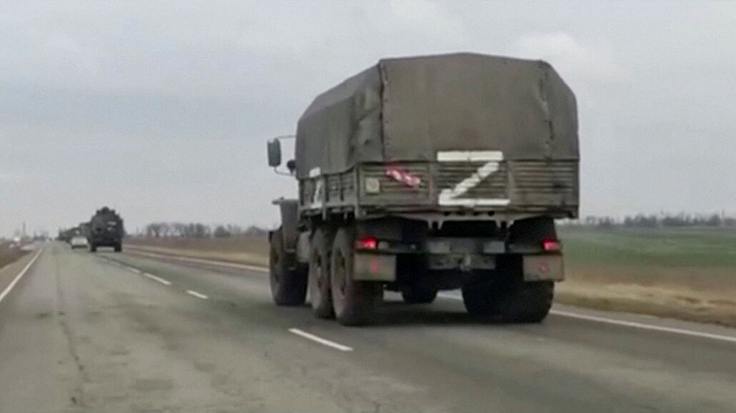 Ruský vojenský konvoj, smuje na sever do vnitrozemí Ukrajiny. Na autech jsou...
