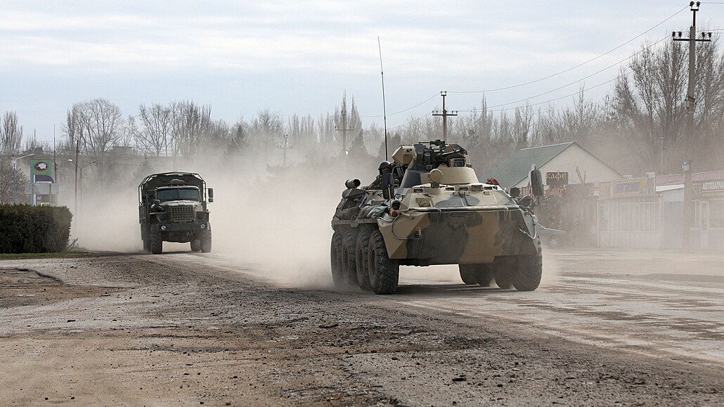 Vojenská vozidla jezdí po ulici v Armjansku. Armjansk je msto na v severním...