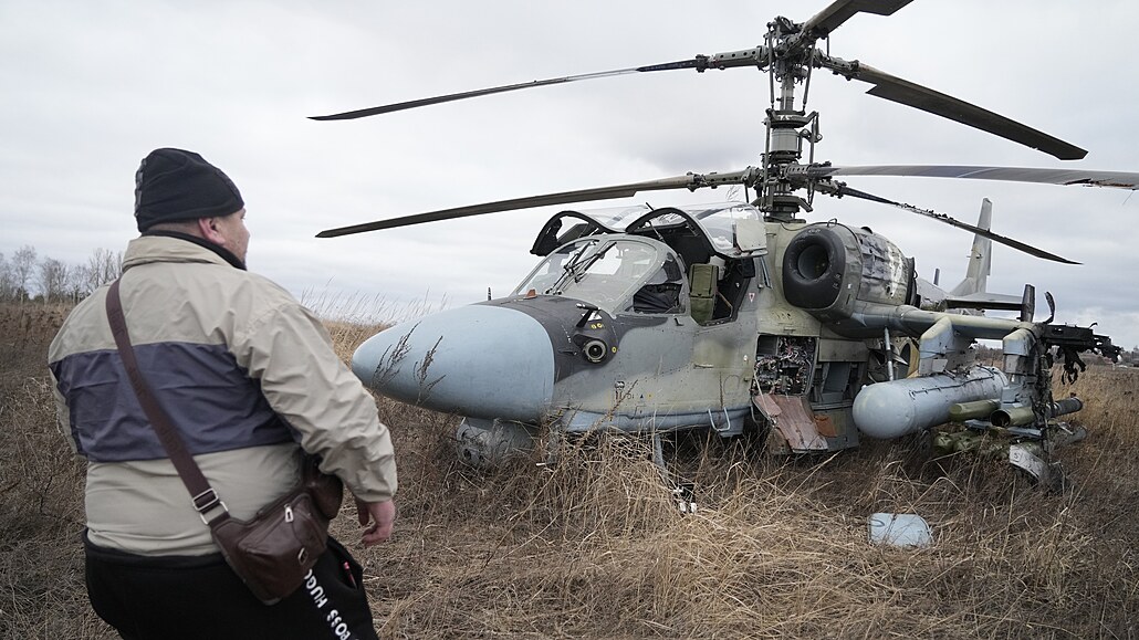 Ruský bojový vrtulník Ka-52 v poli po vynuceném pistání u Kyjeva (24. února...