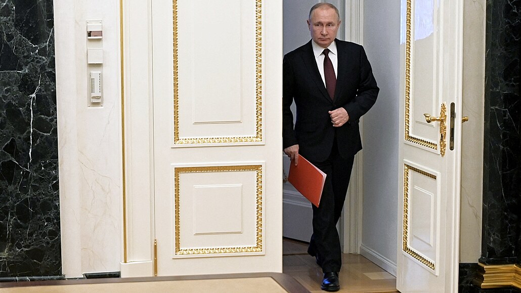 Ruský prezident Vladimir Putin v sále před schůzkou s členy Rady bezpečnosti...