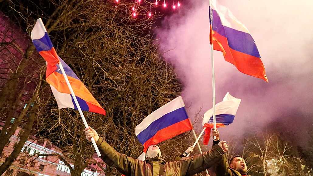 Prorutí separatisté oslavují nezávislost Luhanské lidové republiky a Doncké...