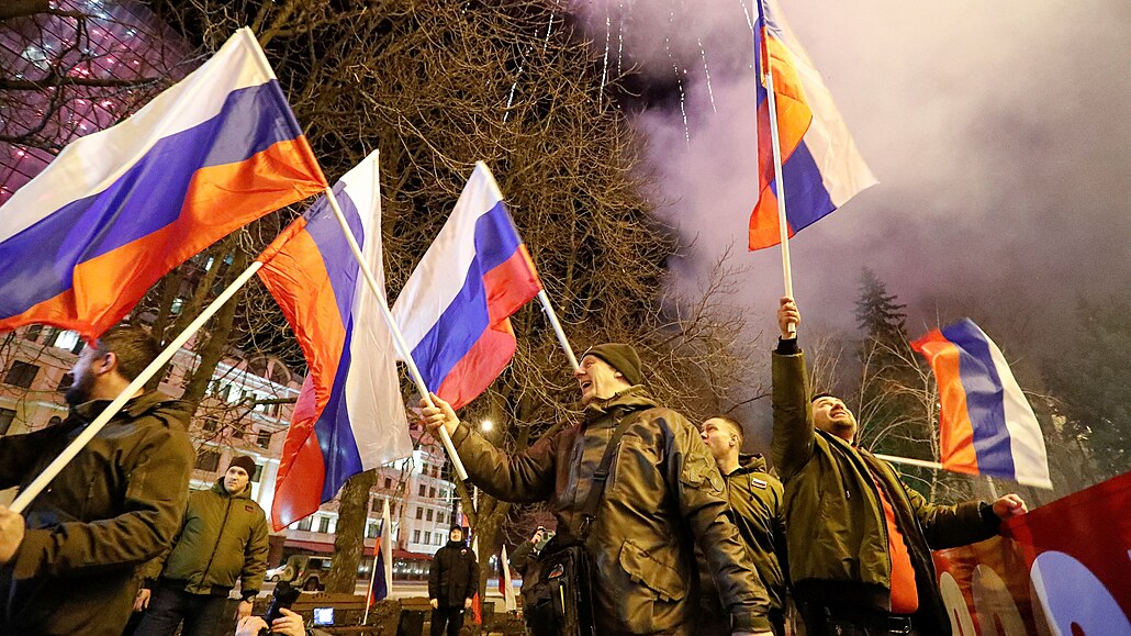 Prorutí separatisté oslavují nezávislost Luhanské lidové republiky a Doncké...