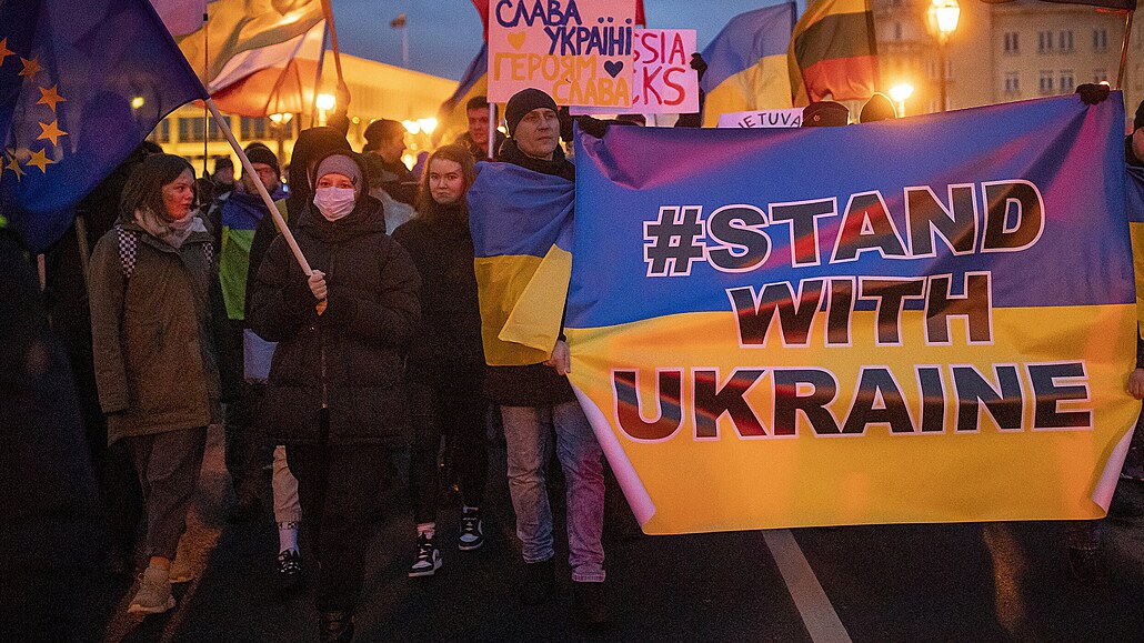 Protest proti ruské agresi ped budovou parlamentu litevském Vilniusu (24....