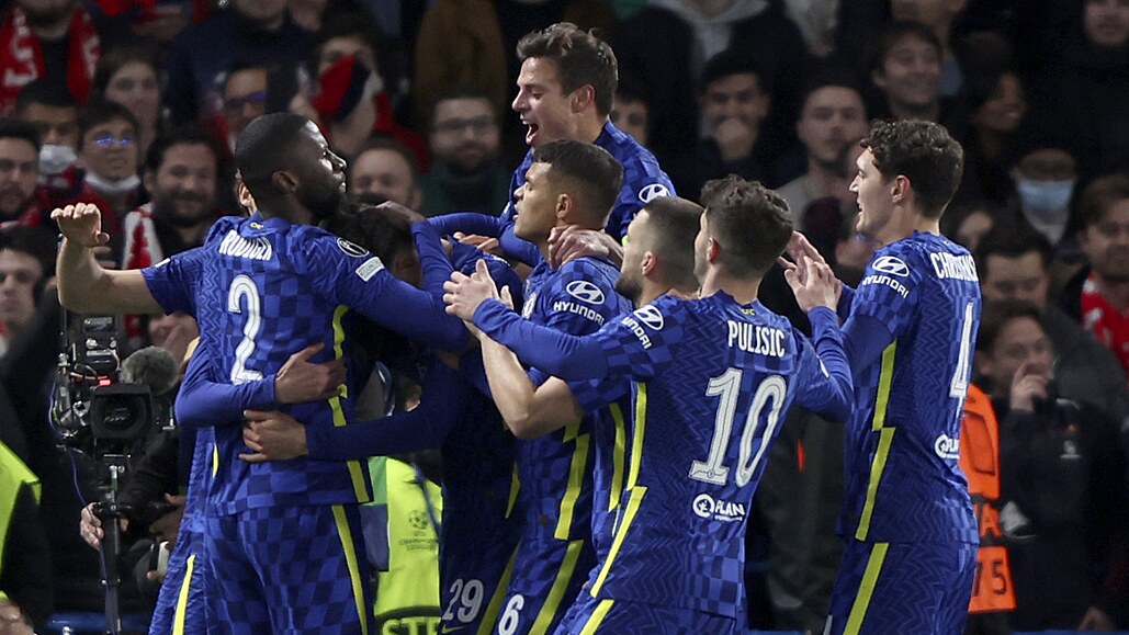 Fotbalisté Chelsea slaví branku v osmifinále Ligy mistr� proti Lille.