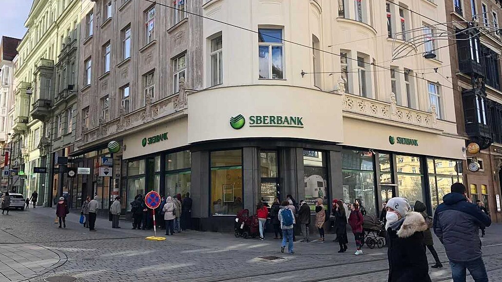 Ped brnnskou pobokou banky Sberbank je fronta. Lidé si hlavn chtjí pevést...