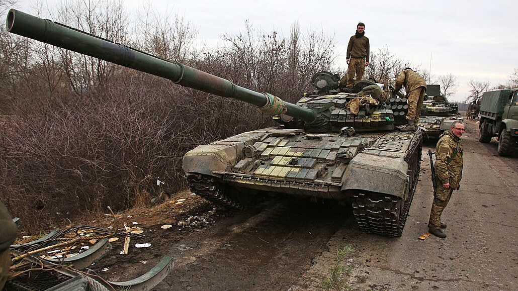 Ukrajintí vojáci se pipravují na odraení útoku v Luhanské oblasti. (24....