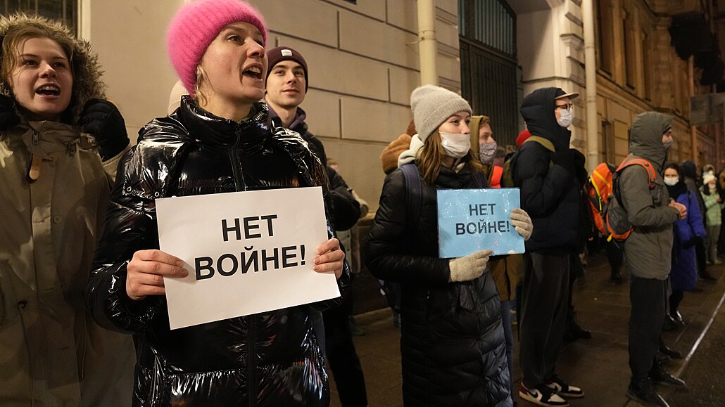 Ne válce. Protestující v ruském Petrohradu dali najevo svj postoj k invazi na Ukrajinu. (24. února 2022)
