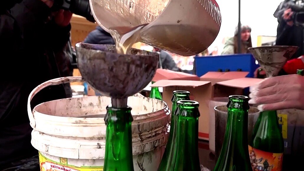 Pivovar ve Lvově místo piva vyrábí Molotovovy koktejly - iDNES.tv