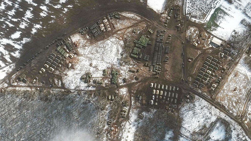 Satelitní snímky zachycující vojenskou aktivitu v ruském Blgorodu nedaleko...