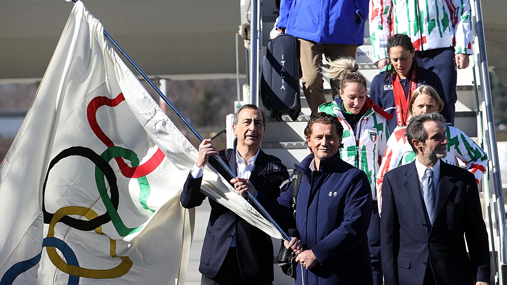 Starosta Milána Giuseppe Sala (vlevo), starosta Cortiny d´Ampezzo Gianpietro...