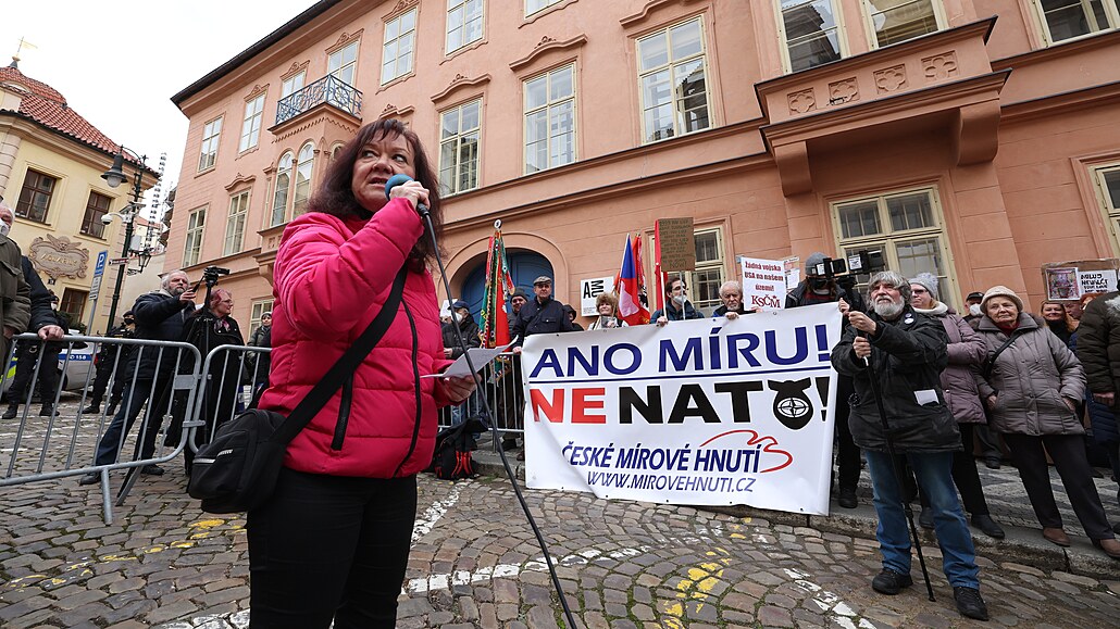 Protest proti pobytu amerických vojsk na území R svolala KSM. Ped ambasádu...