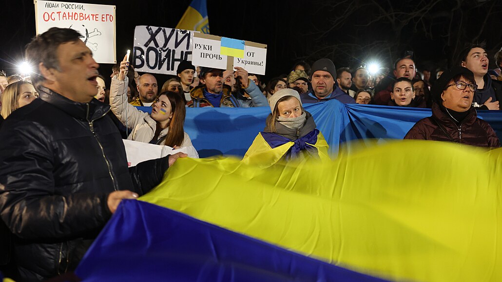 Protest proti invazi na Ukrajinu se odehrával i u ruské ambasády v Bubeni....