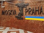 Ukrajinská vlajka pod mozaikou Moskva Praha ve stanici praského metra Andl....