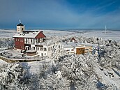 Pohled na Komáí víku a lanovku focený z dronu.