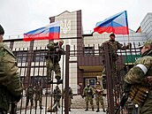 Vojáci proruské domobrany vyvěšují vlajky Ruska a samozvané separatistické...