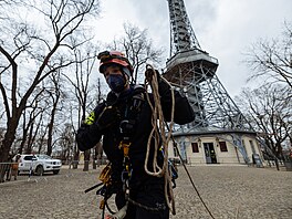 Za pomoci lezecké techniky tak hasii cviili záchranu lovka z vyhlídkové...
