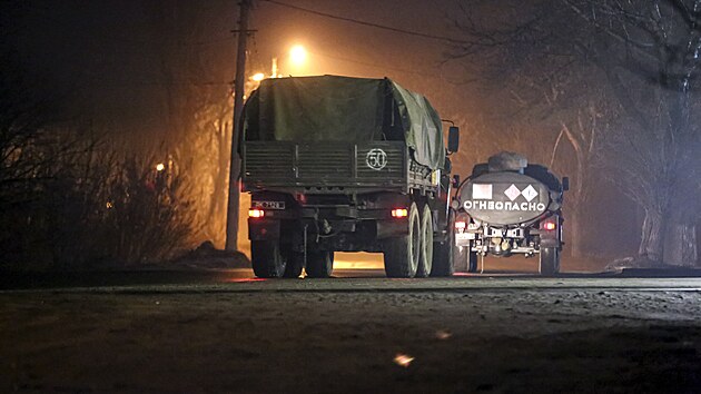 Vojenská vozidla na předměstí Doněcku (22. února 2022)