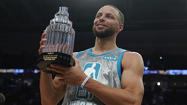 Stephen Curry dr trofej Kobeho Bryanta pro nejuitenjho hre Utkn hvzd NBA.