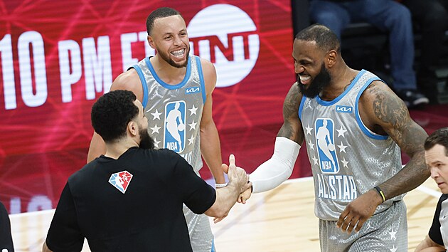 Stephen Curry a  LeBron James (vpravo) oslavuj vtznou trefu.