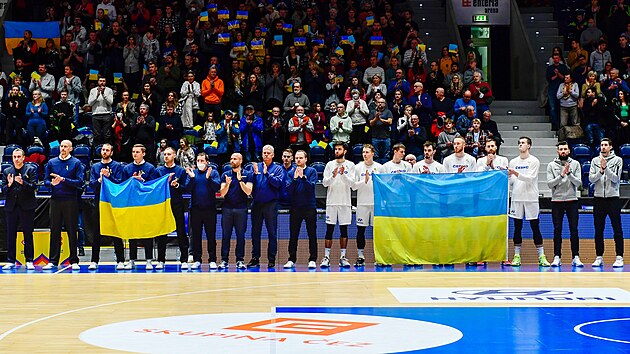 et basketbalist nastupuj k utkn proti Bulharsku. Ukrajinskou vlajku dr jako gesto podpory okupovan zemi.