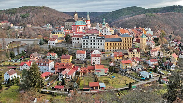 Panorama msta Loket od zpadu z vyhldkov stezky nad skalami