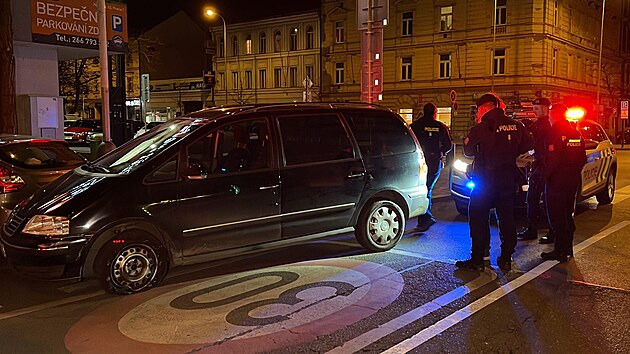 V praskch Holeovicch mlad ena bez idiku nabourala nkolik zaparkovanch aut. (27. nora 2022)