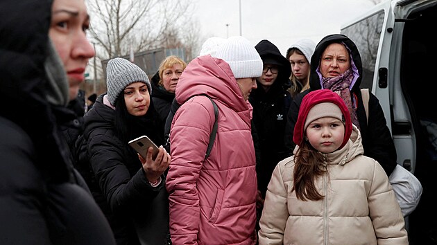 Ukrajint uprchlci pijeli do Maarska. (26. nora 2022)