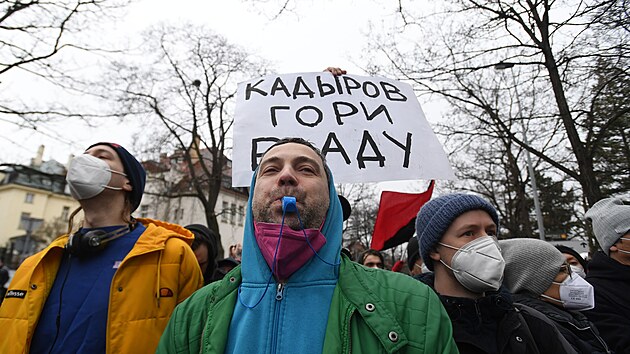 Lid protestuj proti rusk invazi na Ukrajinu a proti lidem, kte pili vyjdit podporu Rusku ped jeho velvyslanectv v Praze. (26. nora 2022)