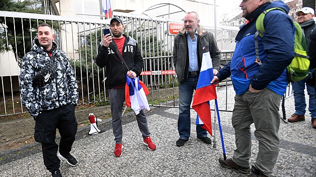 Organiztor shromdn na podporu Ruska Tom ermk (druh zleva) ped ruskou ambasdou v Praze. (26. nora 2022)