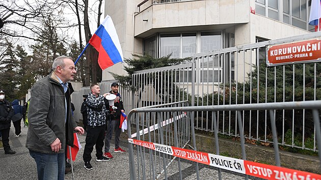 Pznivci Ruska u rusk ambasdy v Praze. (26. nora 2022)