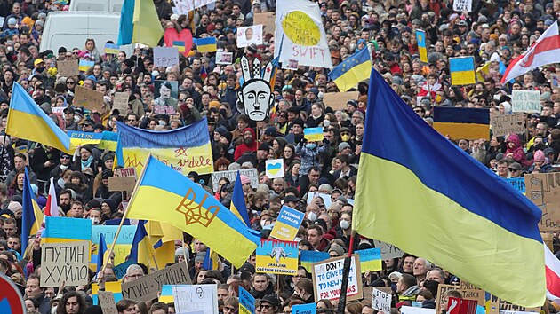 Lid na Vclavskm nmst v Praze protestuj proti rusk invazi na Ukrajinu. (27. nora 2022)